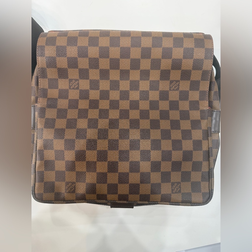 AUTHENTIC LOUIS VUITTON
Damier Ebene Daniel GM Messenger Bag - Picture 10 of 11